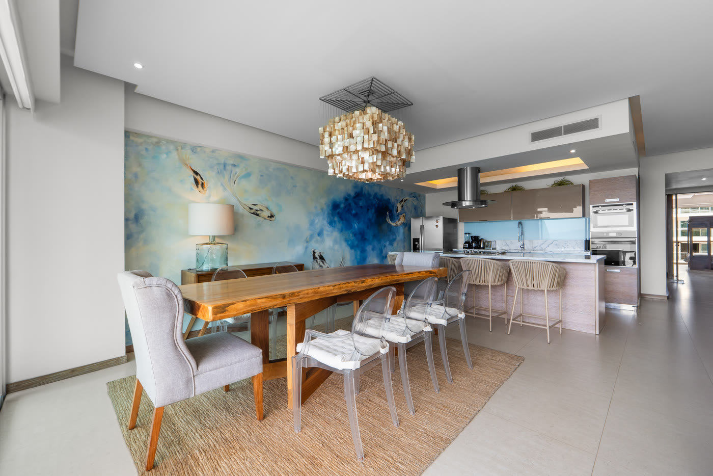 Comedor y mural de kois