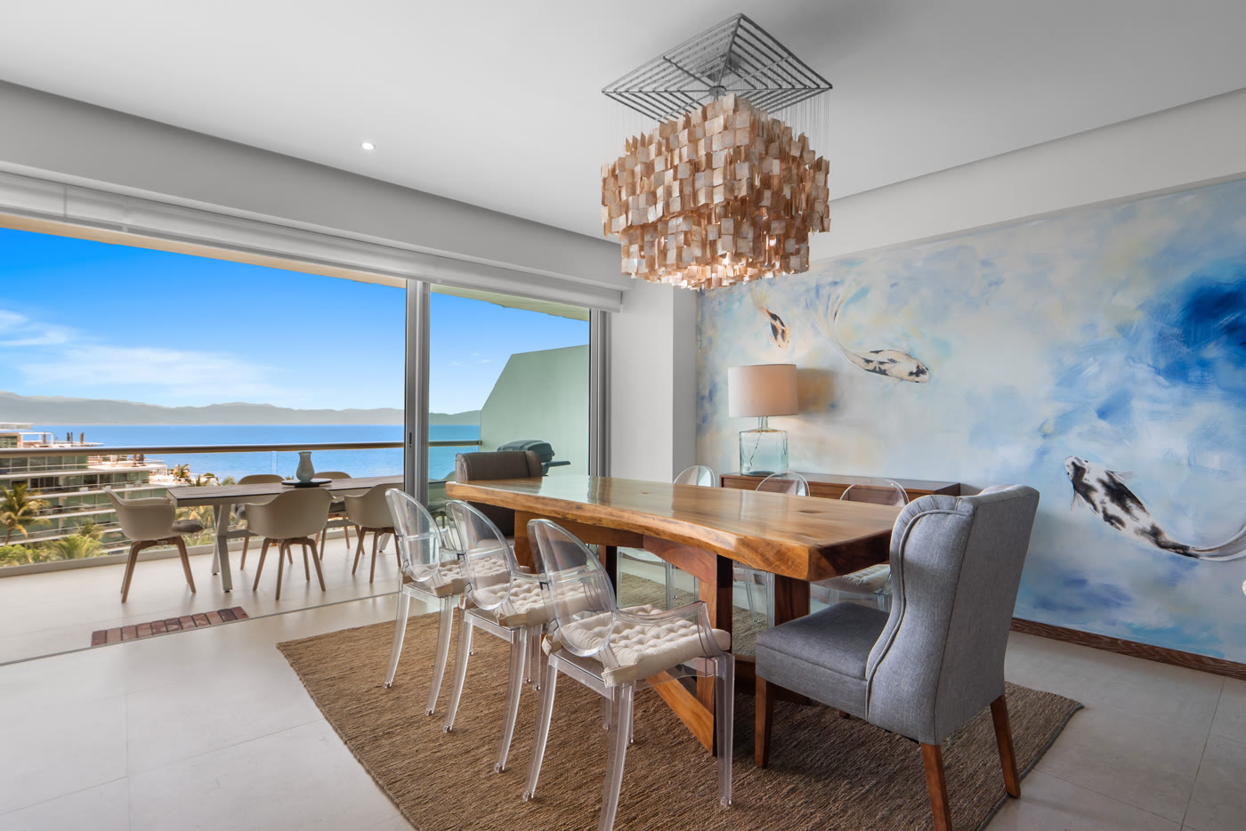 Comedor con ventanal al mar