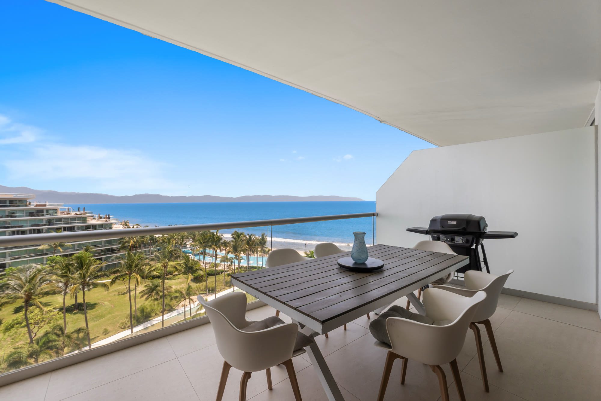 Terraza envolvente con vista a la bahía